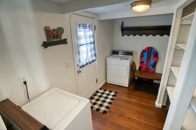 Photo - 2520 Parkinson Rd