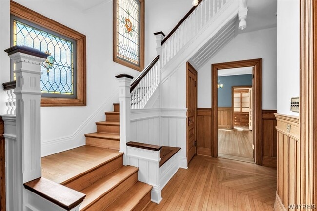 Photo - 887 W Ferry St