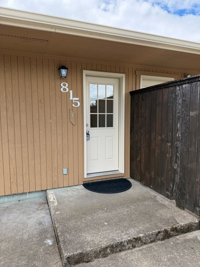 Photo - Updated 3 bedroom 1 bath duplex in Junction City!