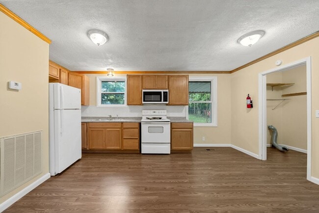 Building Photo - 3 Bedroom Home For Rent Near Needmore Road!