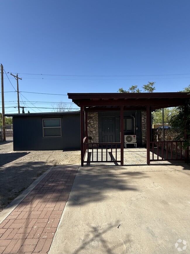 Building Photo - 4410 Trowbridge Dr Rental
