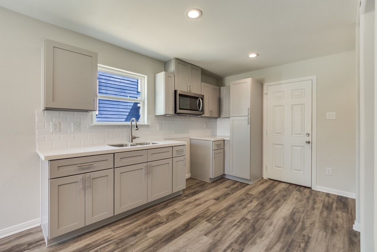 Kitchen area - 110 N Burr St (Houston, TX)
