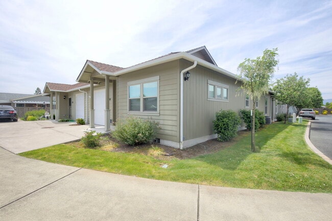 Photo - 741 SW Kinsington Ct Unit 741 sw Kinsington Court
