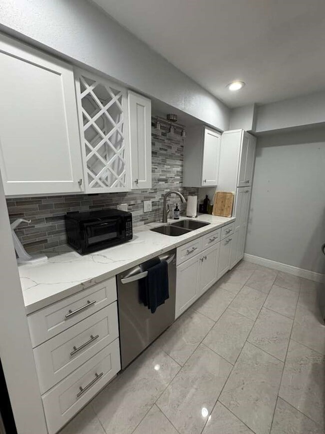 Building Photo - 355 N Post Oak Ln Unit 641