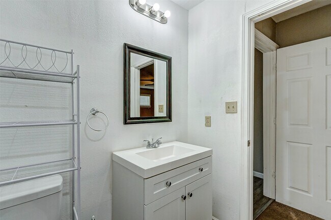 Building Photo - 7531 Dixie Dr