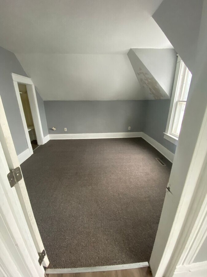 2 Bedrooms, 1 Bathroom Upper Level Duplex Rental House Rental in