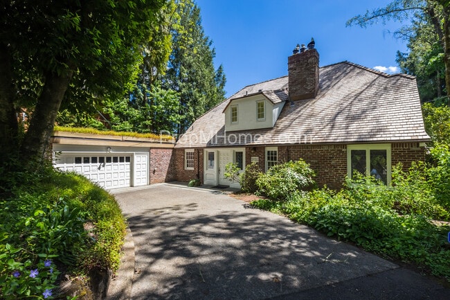 Building Photo - Riverfront Perfection with this Charming 3 Bedroom Lake Oswego Home!