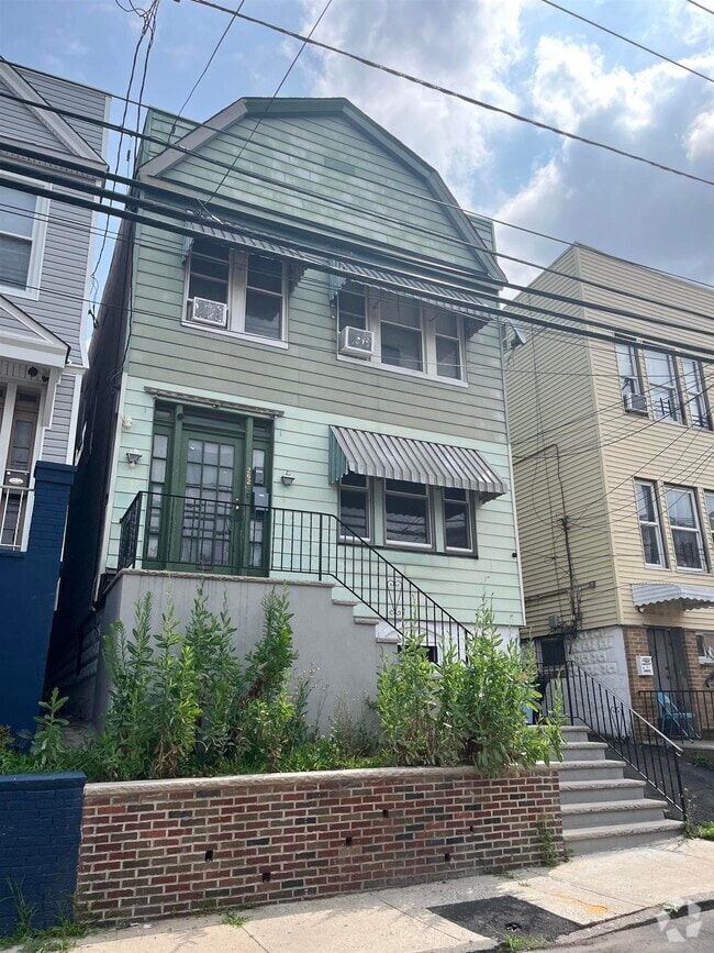 Building Photo - 262 Winfield Ave Unit 1 Rental