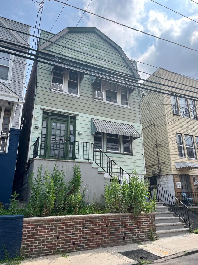Building Photo - 262 Winfield Ave Unit 1 Rental