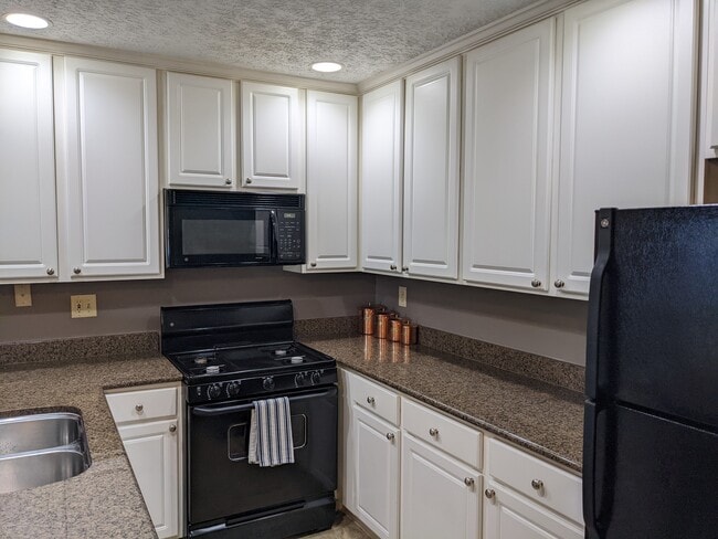 Building Photo - 2727 Greystone Dr Unit Apt. B