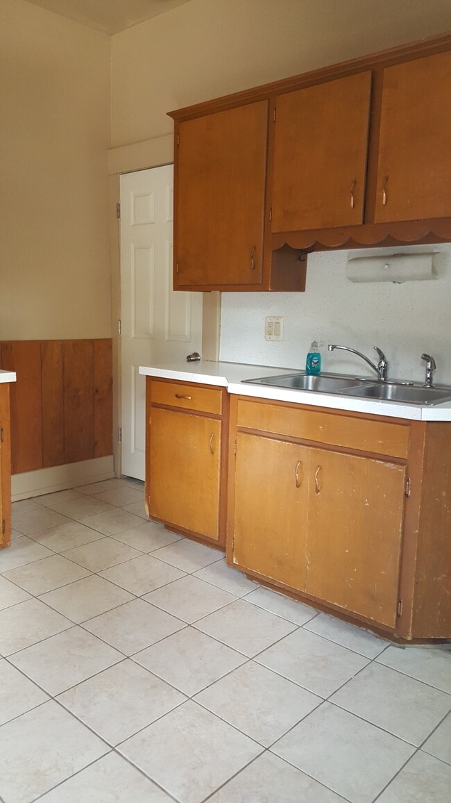 Kitchen - 426 E Maumee St
