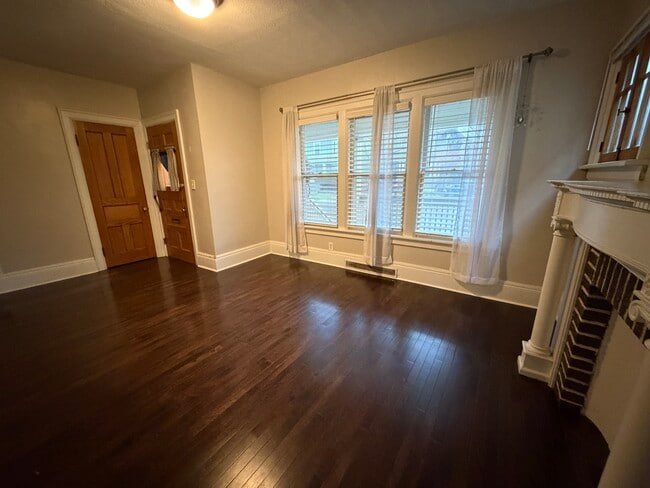 Living room 3 - 21 Horton Pl Unit 1