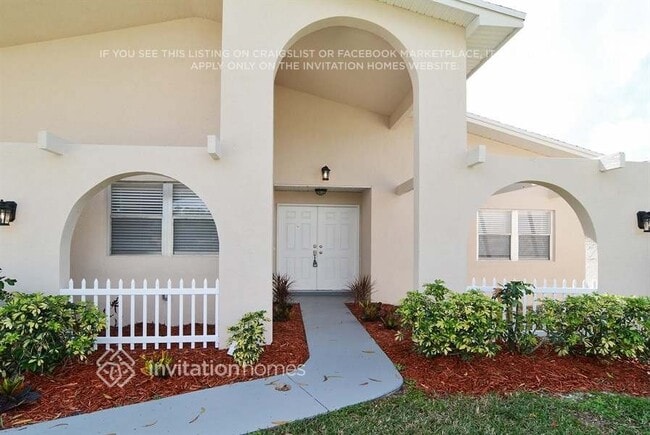 Photo - 832 SE Thornhill Dr