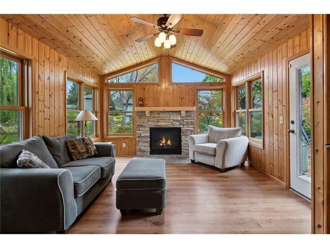 Sun room off the back - 9933 Balmoral Ln