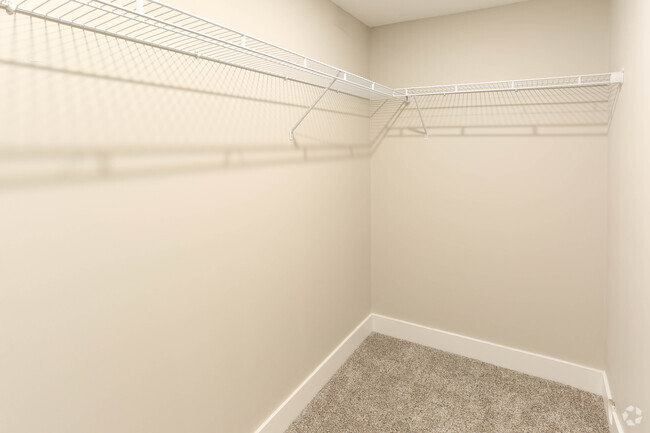 2BR, 2BA - Ruby - Walk In Closet - Gateway Crossing Apartments