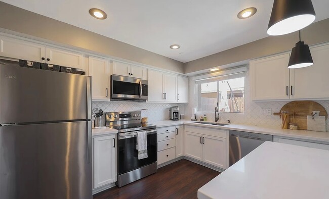 kitchen - 2936 E Clarendon Ave