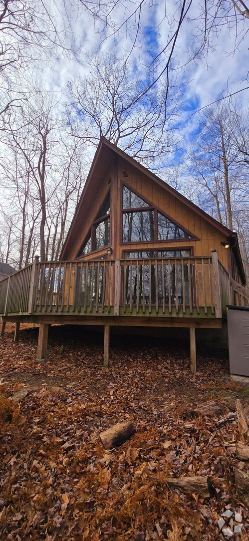 Building Photo - This 3 bedroom Chalet home features a Deck...