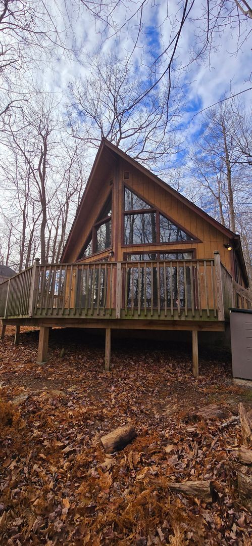 This 3 bedroom Chalet home features a Deck... - This 3 bedroom Chalet home features a Deck...