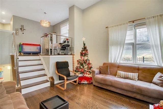 Photo - 279 Roslyn Ct