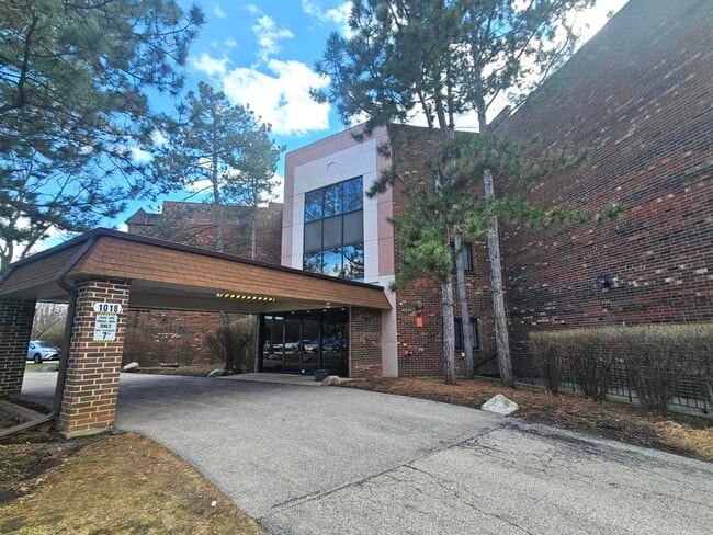 Building Photo - 1018 Castilian Ct Unit 205