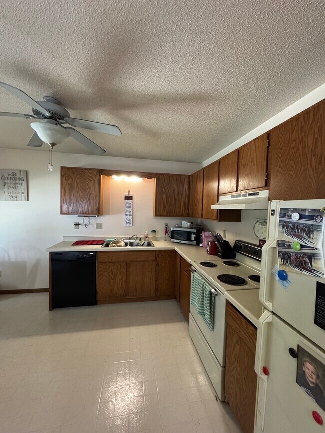 Kitchen - 620 Lynn Dr