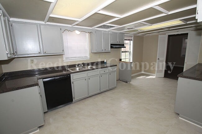 Photo - 5130 Queen Elizabeth Fwy