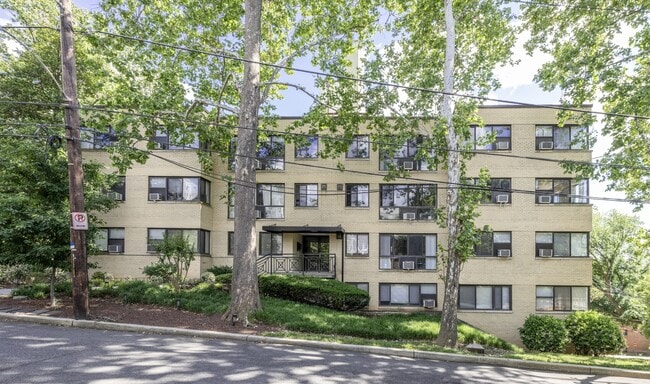 Building Photo - 3901 Tunlaw Rd NW Unit 204