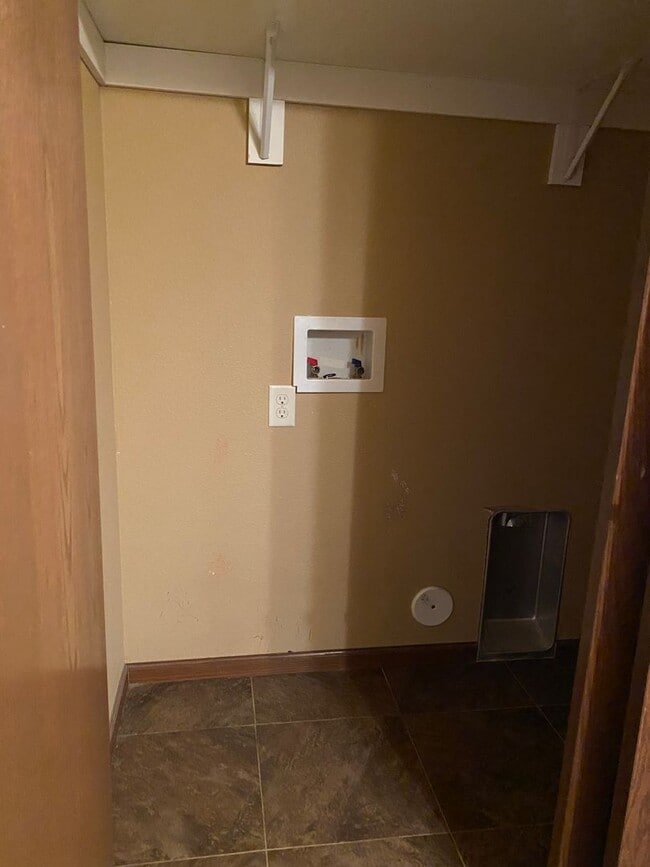 Building Photo - Beautiful, 3 bedroom Townhouse