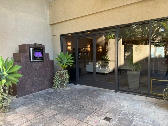 Building Photo - 2222 N Beachwood Dr Unit 412