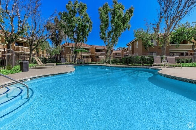 3 SHIMMERING POOLS TO CATCH THE SUN RAYS - Smoketree Rental