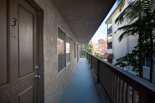 Photo - GORGEOUS 1 Br Apartment in a Great Hillcrest Location! Unidad 03