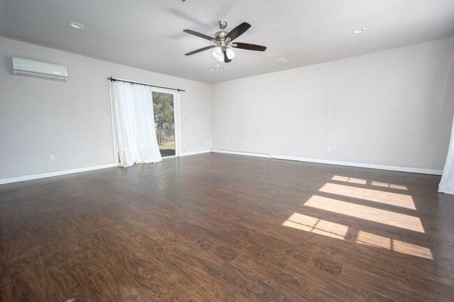 Photo - 913 NW 48th St