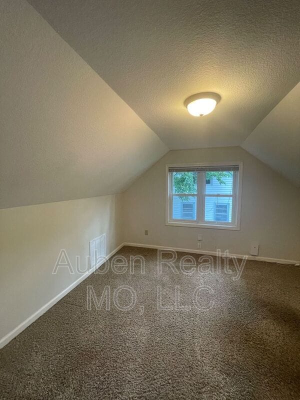 Photo - 667 Thornton St