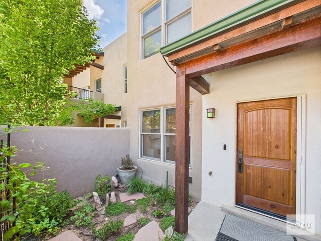 Beautifully Done Custom Built Townhouse wi... - Beautifully Done Custom Built Townhouse wi...