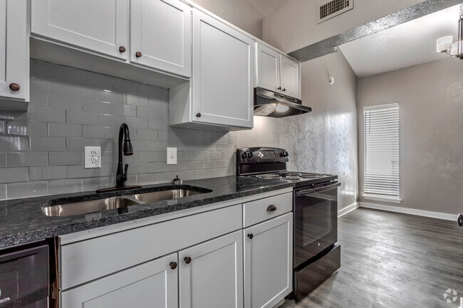 2BR, 2BA - 1059 SF B2T - Kitchen
