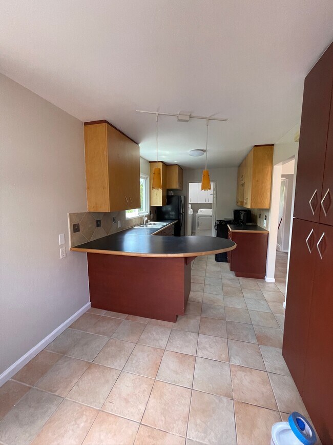 Kitchen - 11 Valencia Ave
