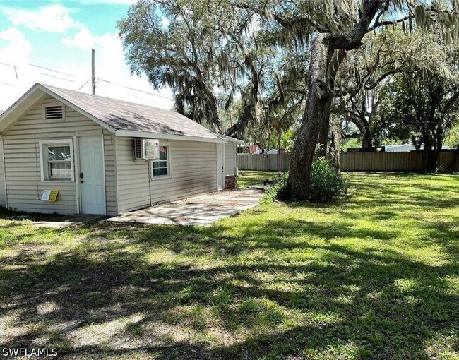 111 E Palmetto Ln
