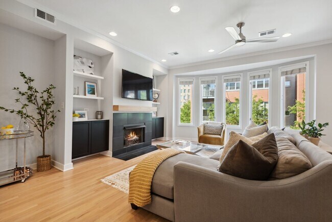 Photo - 821 W Superior St Unidad 3