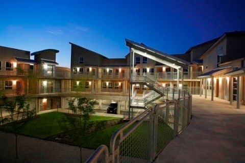 Edificio Artek por la noche - 163 Old Georgetown St Unidad 202