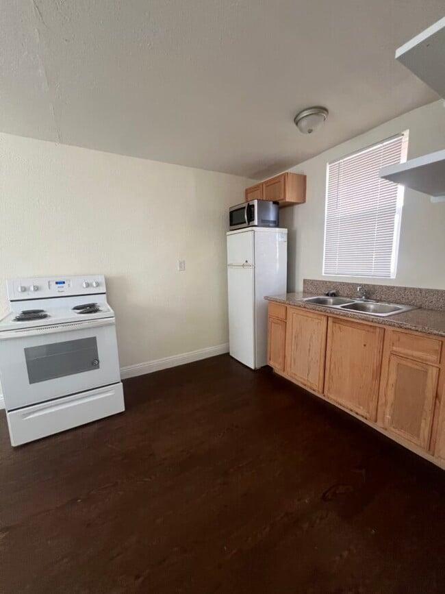 Building Photo - 413 W Van Buren Ave Unit 8