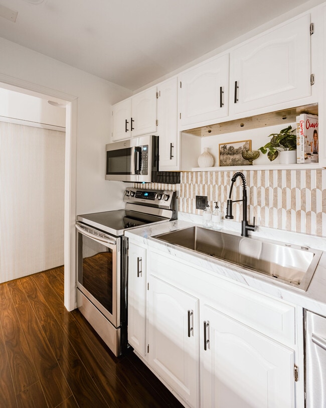 Photo - 35 Nathan Ln N Unit 109