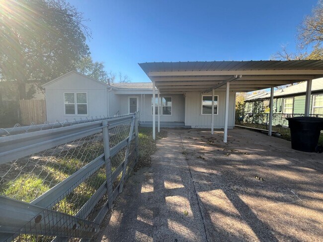 Photo - 210 Clyde St