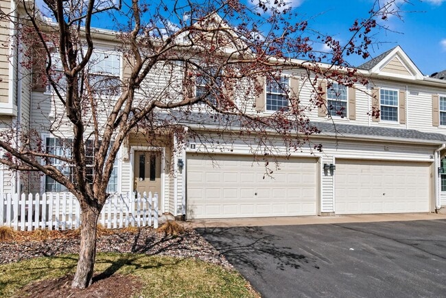 Building Photo - The Lakes Townhome