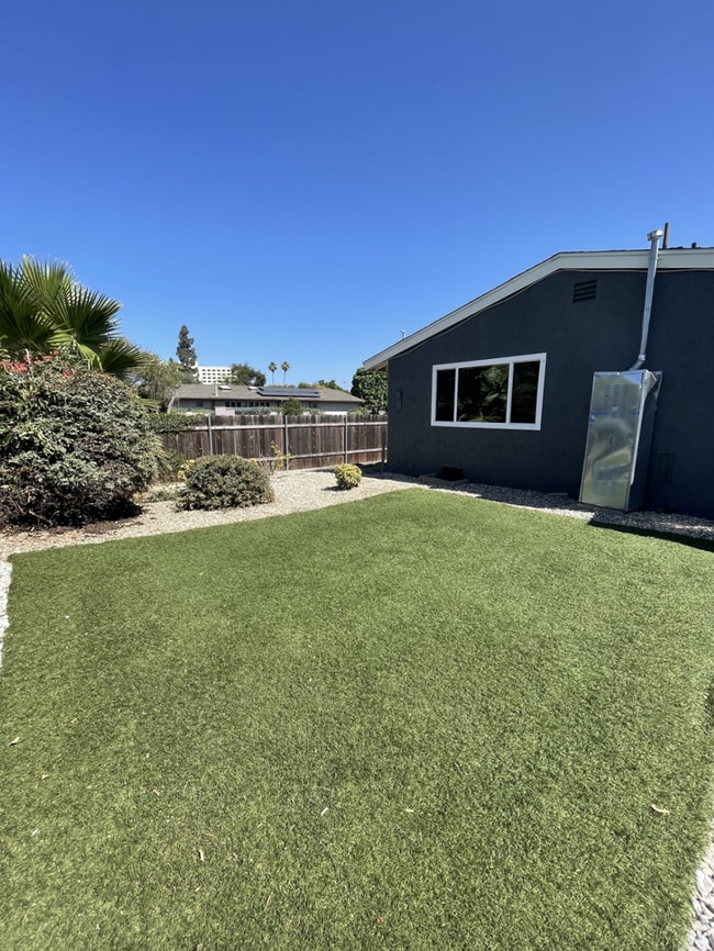 Building Photo - Two full kitchens, two washers & dryers, two dishwashers!