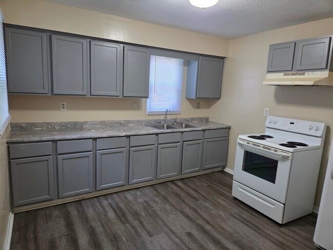 Photo - 1347 N Thomas Ave