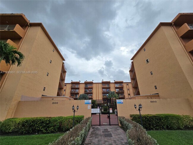 Building Photo - 1800 W 54th St Unit 409