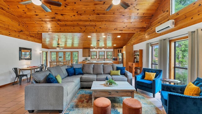 Building Photo - 302 Shangrila Ln