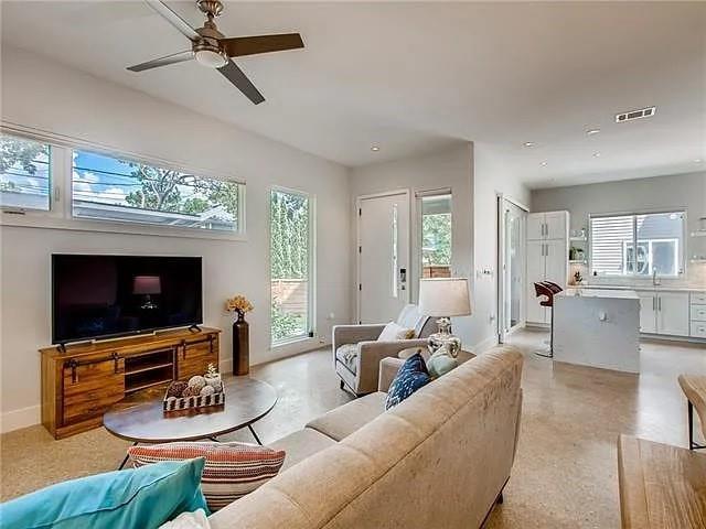 Photo - 402 W 51st St