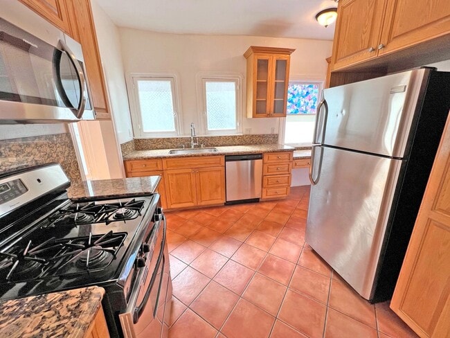 Building Photo - 335 N Orange Grove Ave