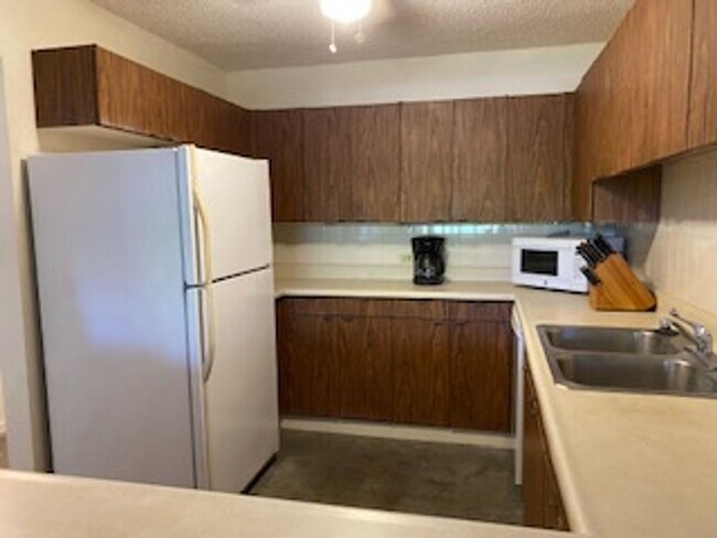 2405 Kalaniana'ole Street #206